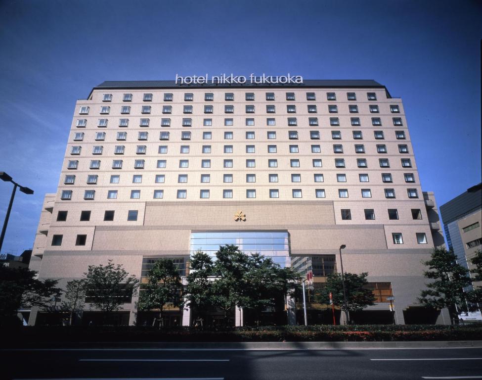 福冈福冈日航酒店的建筑顶部有标志的酒店