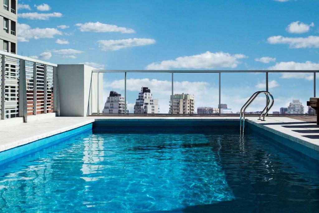 布宜诺斯艾利斯Dazzler by Wyndham Polo的建筑物屋顶上的游泳池