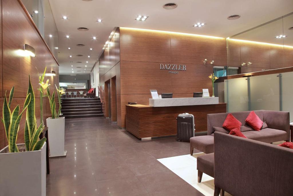 布宜诺斯艾利斯达兹勒麦伊普酒店的酒店大堂设有前台和椅子