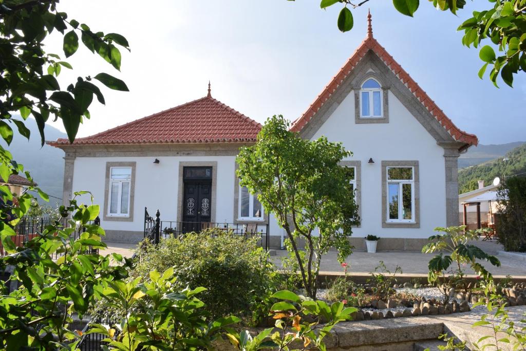 梅桑弗里乌Casa de Carrapatelo的白色房子,有红色屋顶