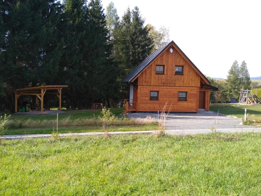 多尔尼莫拉瓦Na Vejměnku的木屋,在田野上设有凉亭