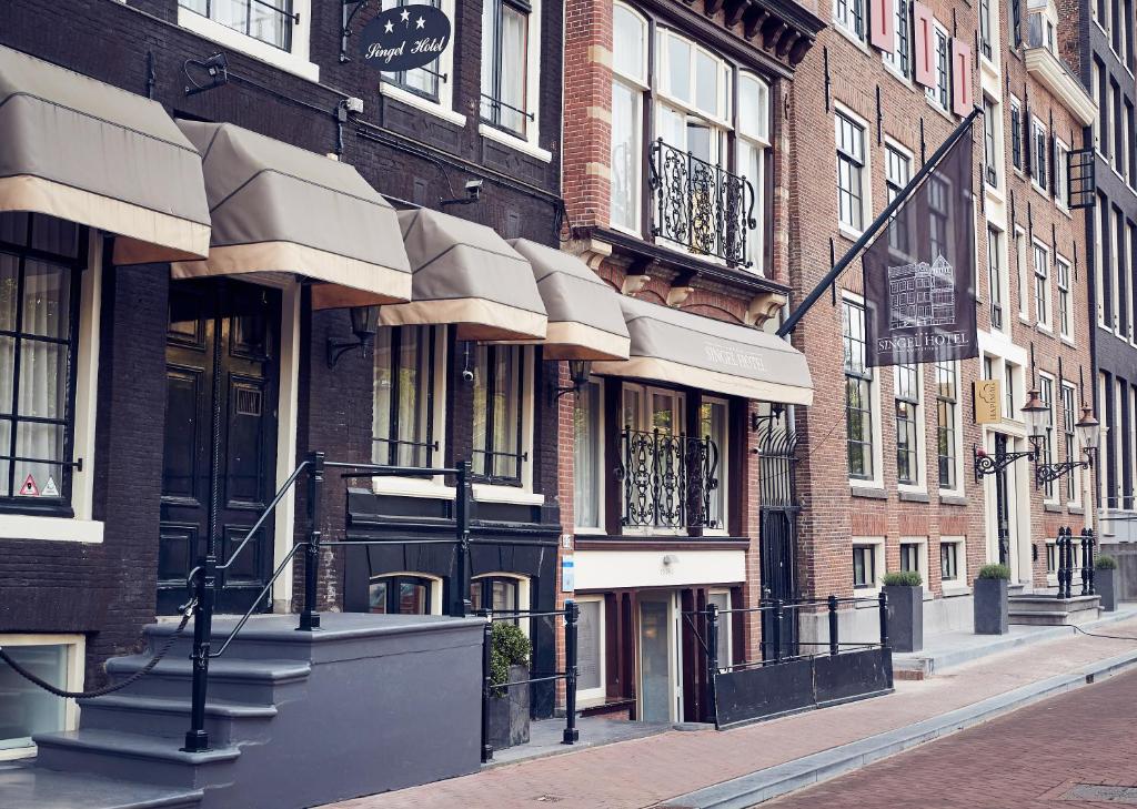 阿姆斯特丹阿姆斯特丹辛格尔酒店的一条拥有高砖建筑和楼梯的城市街道