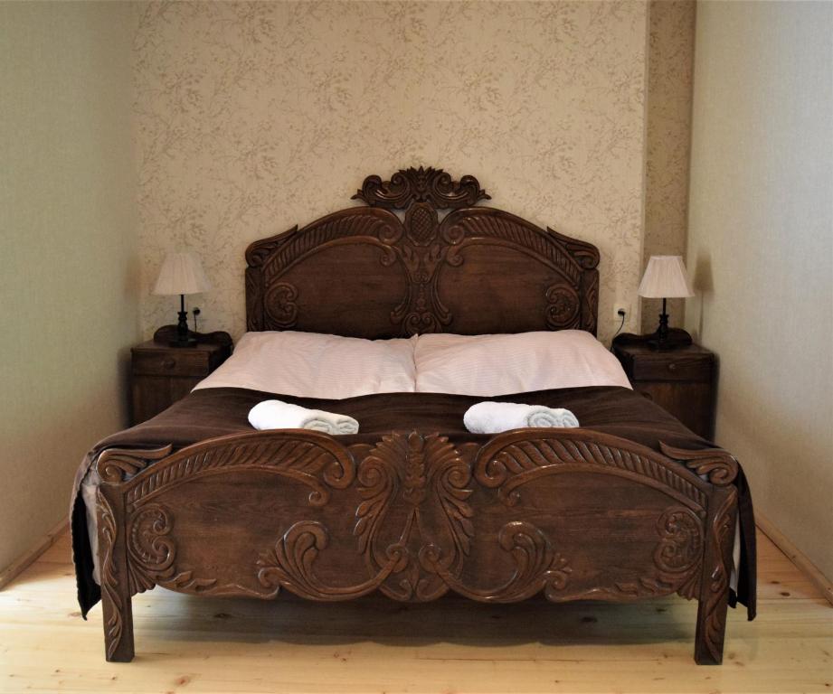 梅斯蒂亚ELISO'S GUESTHOUSE的一张带两条毛巾的大型木床
