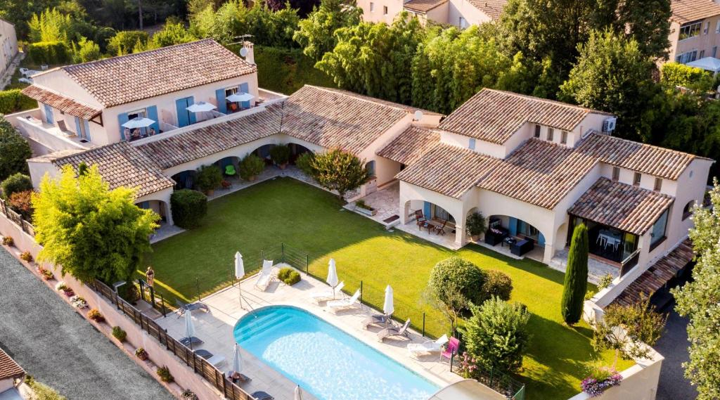 格雷乌莱班塞维尼别墅酒店的享有带游泳池的房屋的空中景致