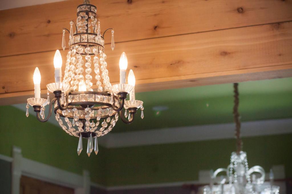印第安纳波利斯奈斯特尔住宿加早餐旅馆的吊灯挂在木天花板上