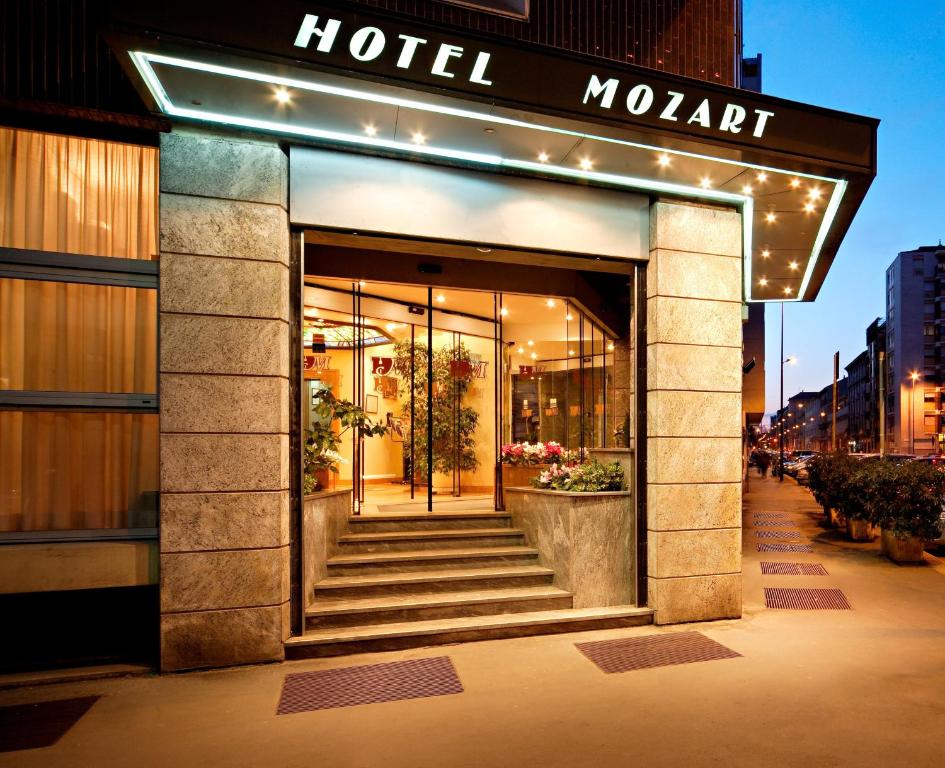米兰莫扎特酒店的酒店大堂设有通往大楼的楼梯