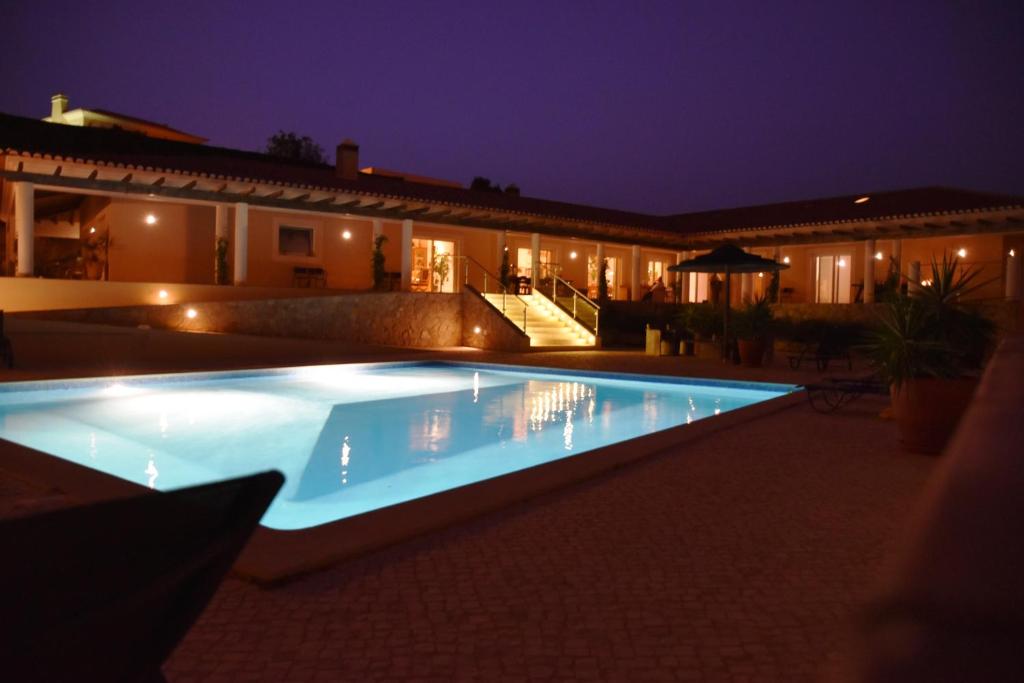 拉戈斯赫达德多斯弗雷德斯酒店的夜间在房子前面的游泳池