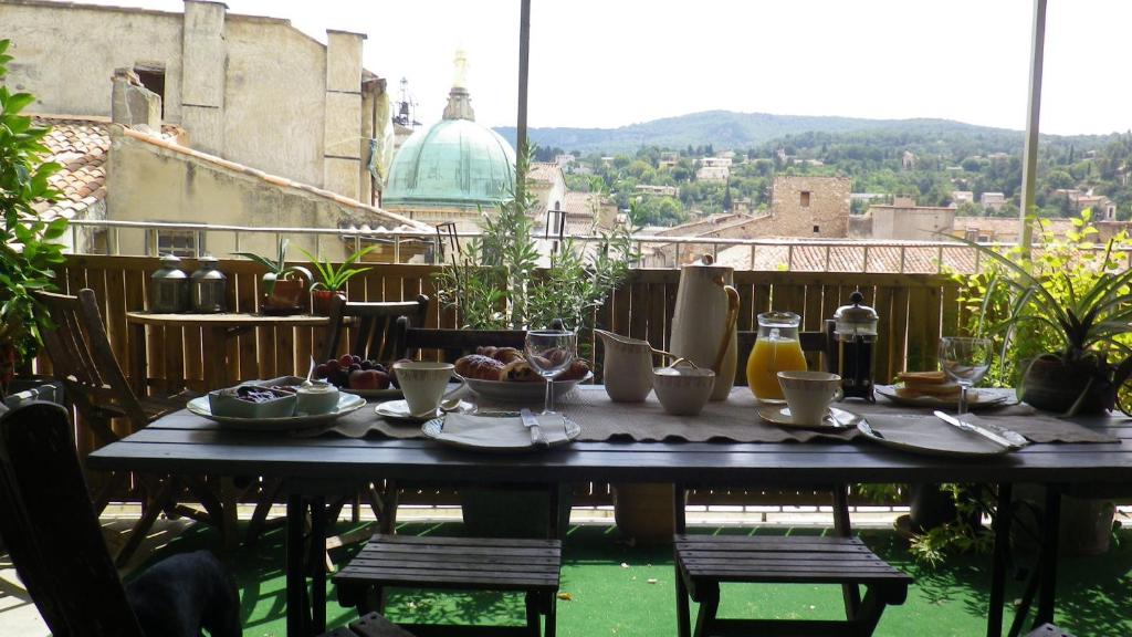 阿普特西班牙住宿加早餐旅馆的阳台上摆放着食物盘的桌子