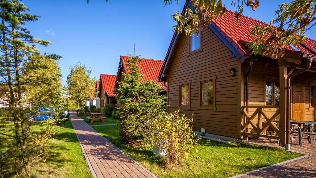 韦巴Domki letniskowe Natalia的一间红色屋顶的木屋