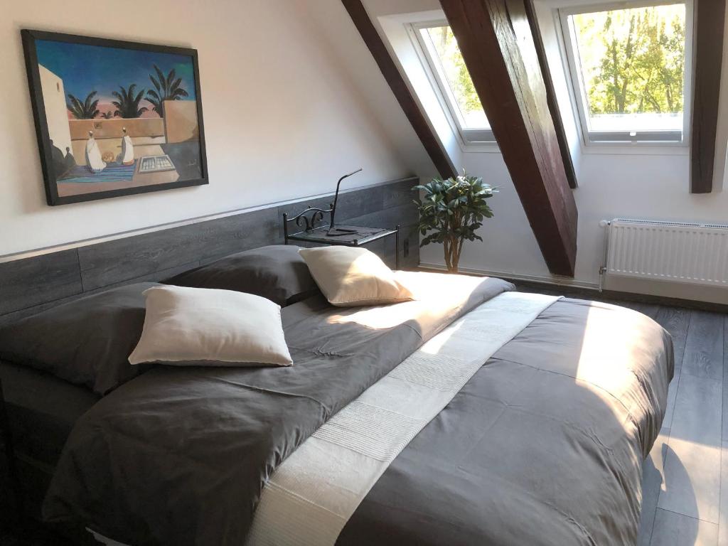 沃尔夫斯堡恩格斯霍夫公寓的一张大床,房间上有两个枕头