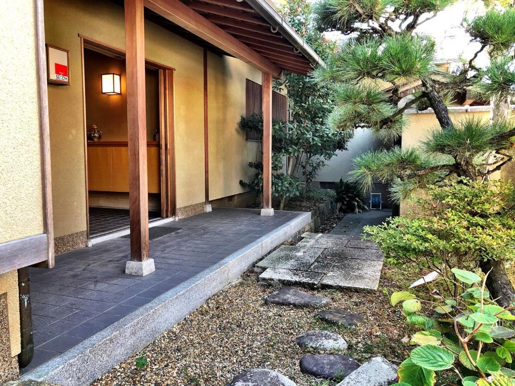 Kita-noda堺のお宿 旧星賀亭的通往前门的带走道的房子