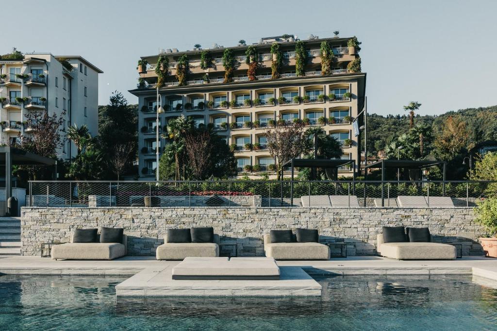 斯特雷萨Hotel La Palma的一座建筑背景的酒店