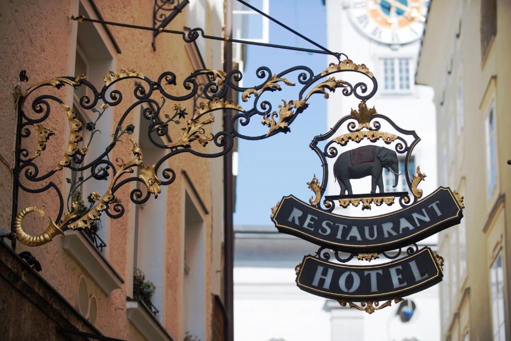 萨尔茨堡大象酒店的大楼一侧酒店标志