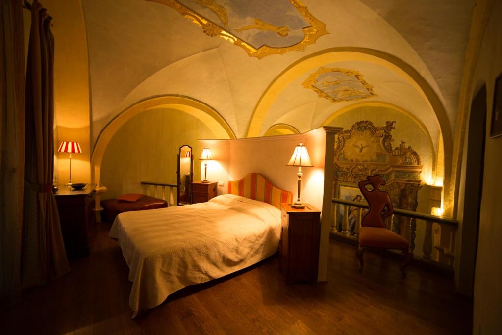 特雷维Palazzo Neri的配有一张床和一把椅子的酒店客房