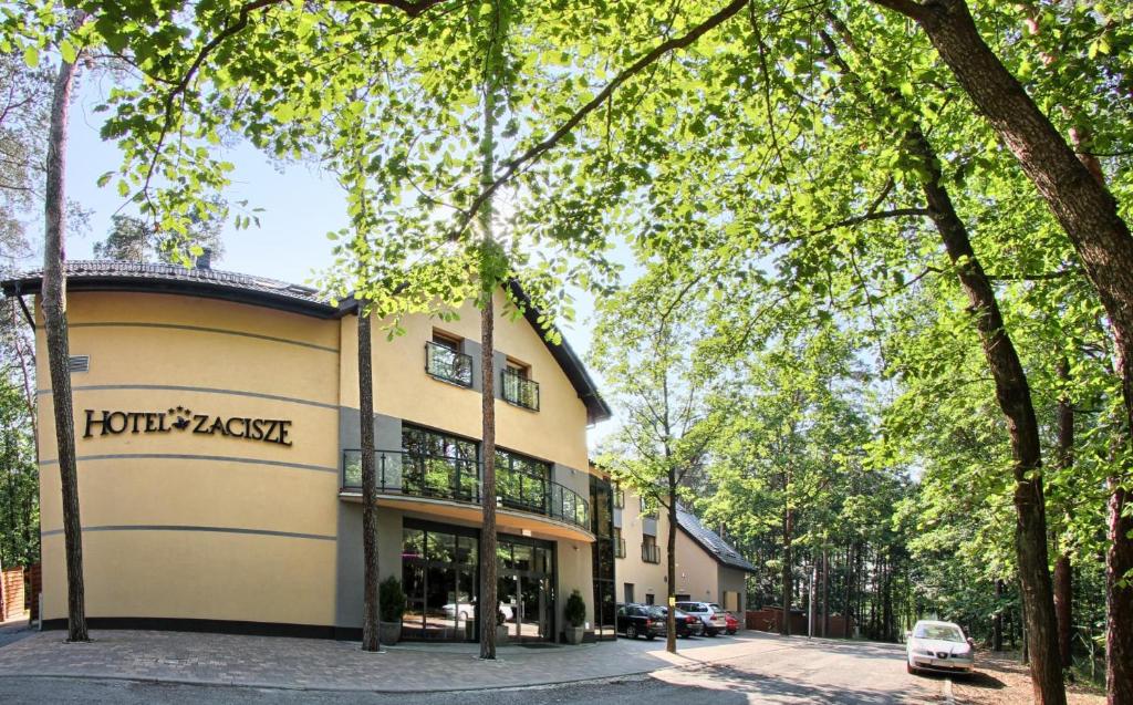 图拉瓦Hotel Zacisze的带有读取酒店zaza的标志的建筑