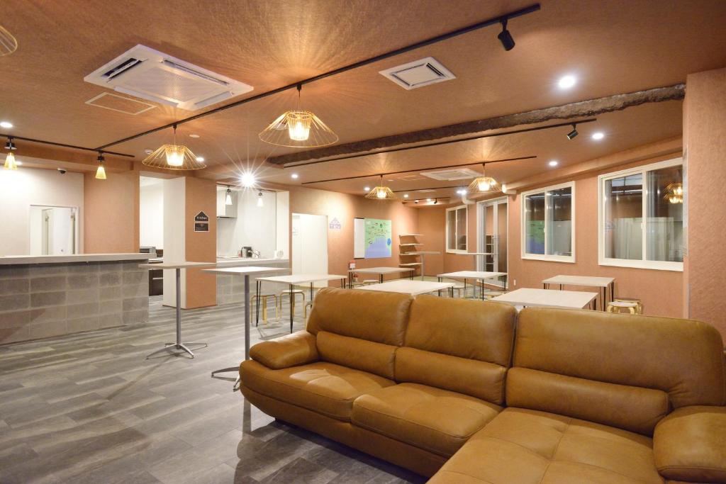 小樽Otaru YaDo的带沙发的客厅和厨房
