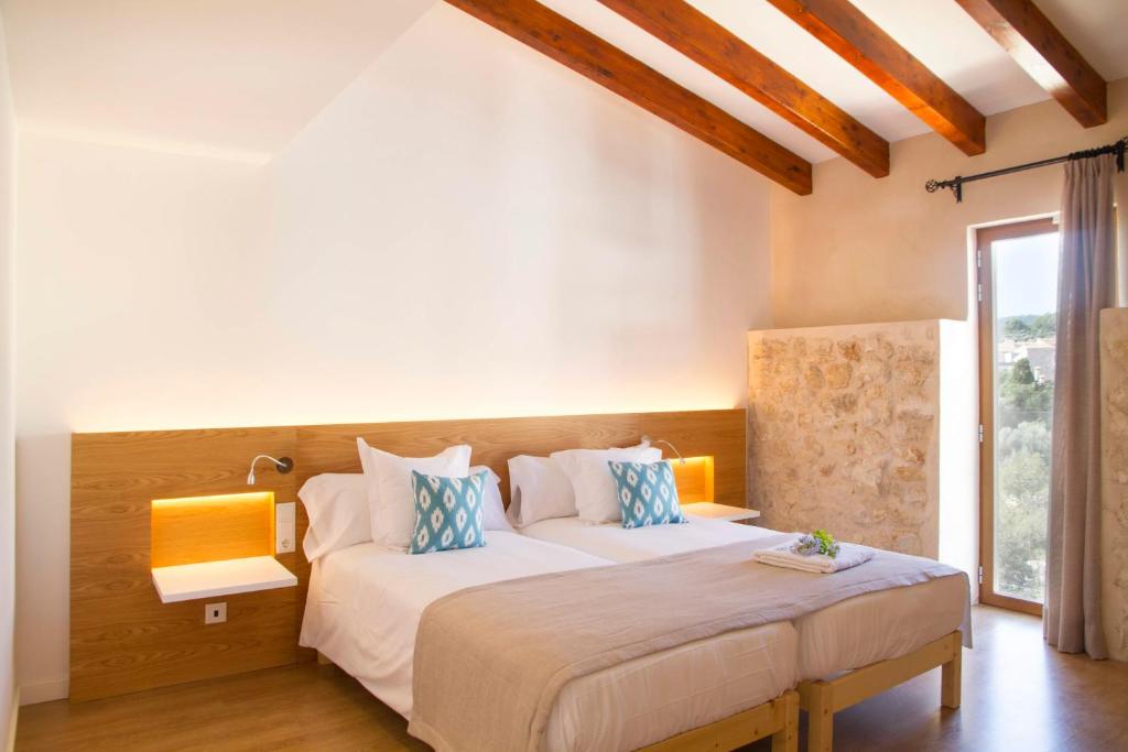 塞尔瓦Angels Boutique - Turismo de interior的一间卧室设有两张床和大窗户
