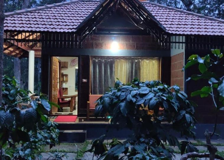 桑提科帕RAI COTTAGE @ Coorg ,Suntikoppa的一座小房子,前门和一棵树
