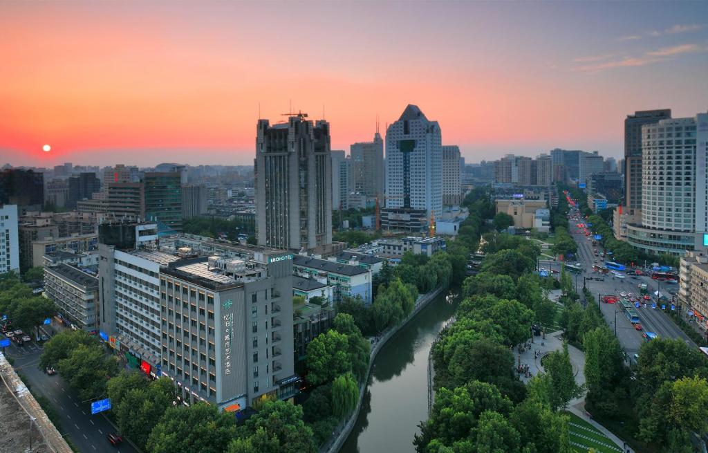 杭州忆泊酒店（杭州西湖武林广场店）的日落时分的城市天际线,河流和建筑