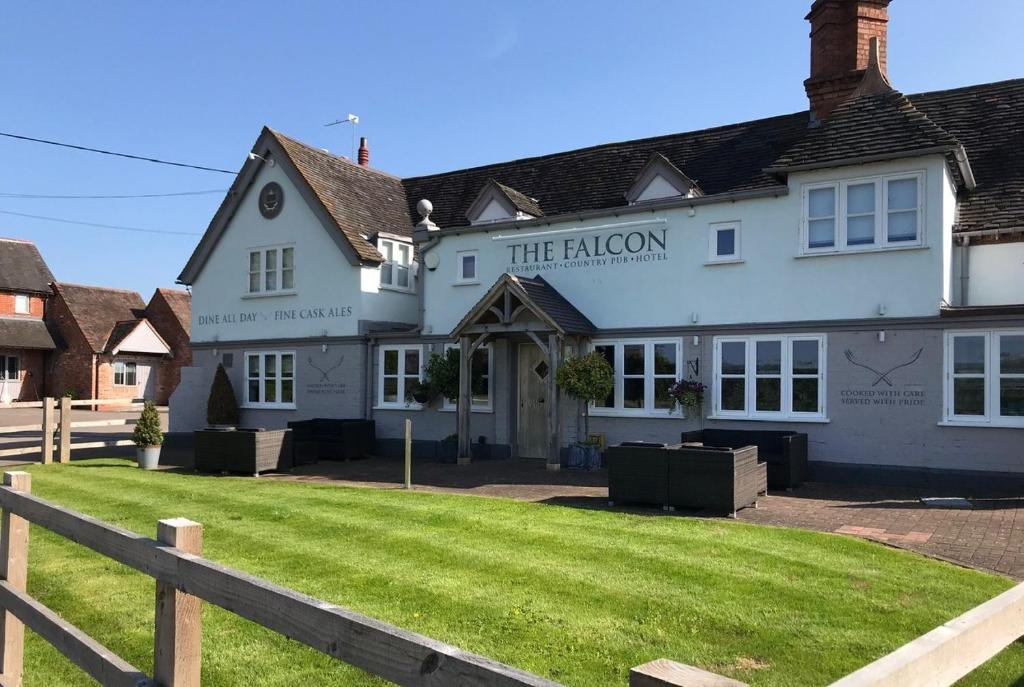 哈顿The Falcon At Hatton的白色的旅馆,前面设有围栏