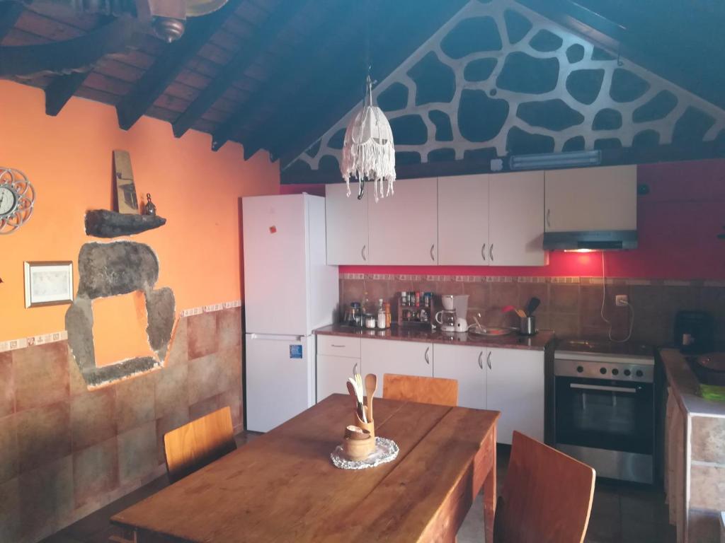 莫甘Casa Mamánena的一间厨房,内设一张木桌