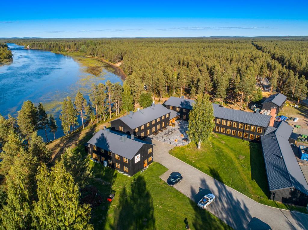 TärendöArctic River Lodge的享有河流度假胜地的空中景致