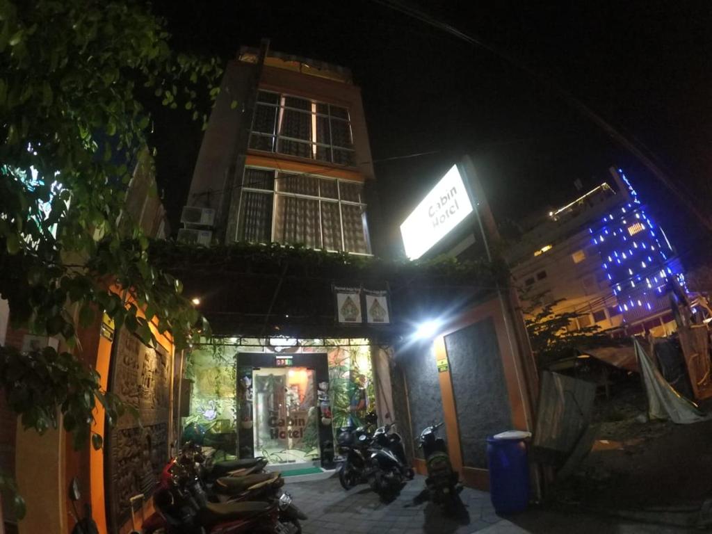 日惹佳宾酒店的一群摩托车在晚上停在大楼外