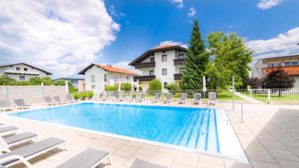 昂特保科洛佩因Ferienpark Scheiber的一个带躺椅的游泳池以及一座房子