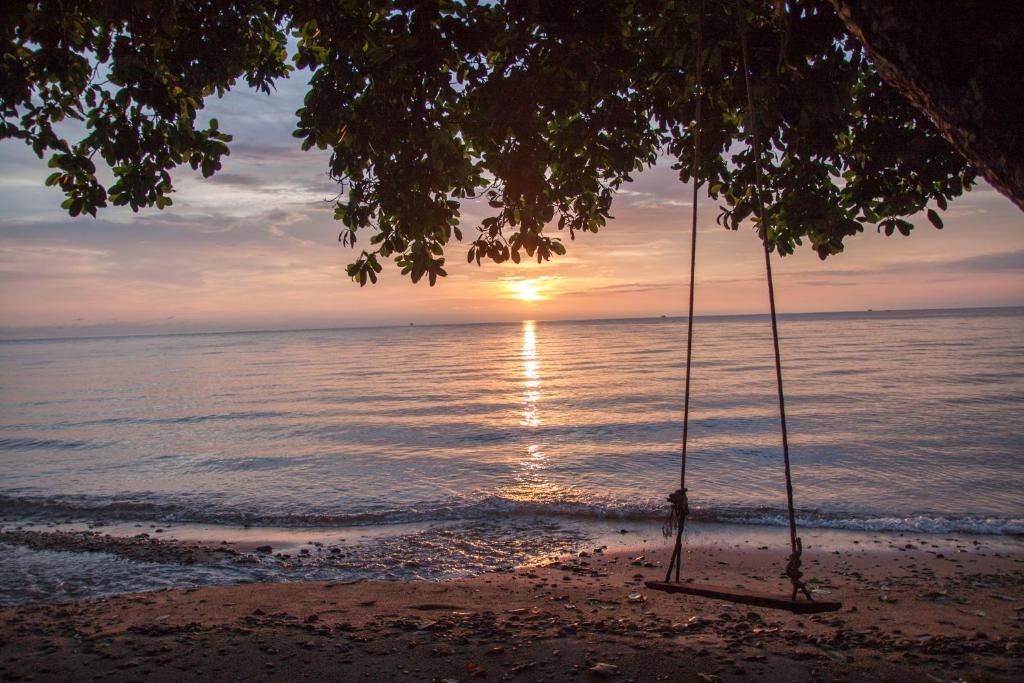 象岛Ban_na的日落时从海滩上的树上悬着秋千