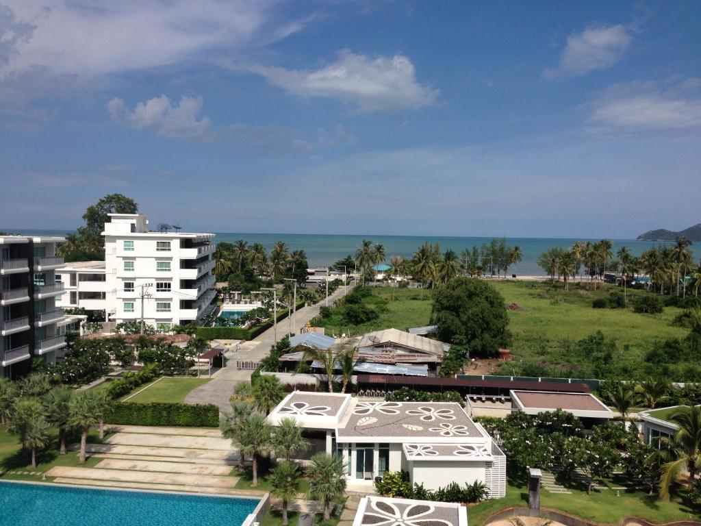 Ban Nong KhaemThe Sea Condominium的享有带游泳池的度假村的空中景致