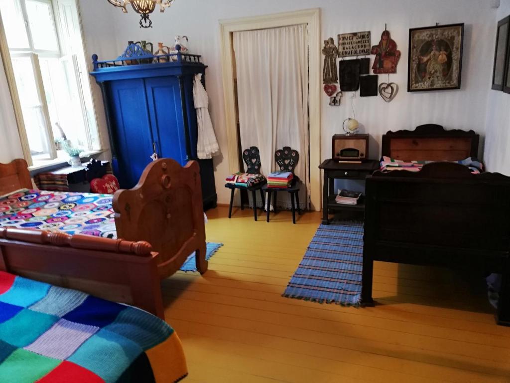 DunaföldvárRozmaringos Udvarház的一间卧室配有一张床和一个蓝色的橱柜