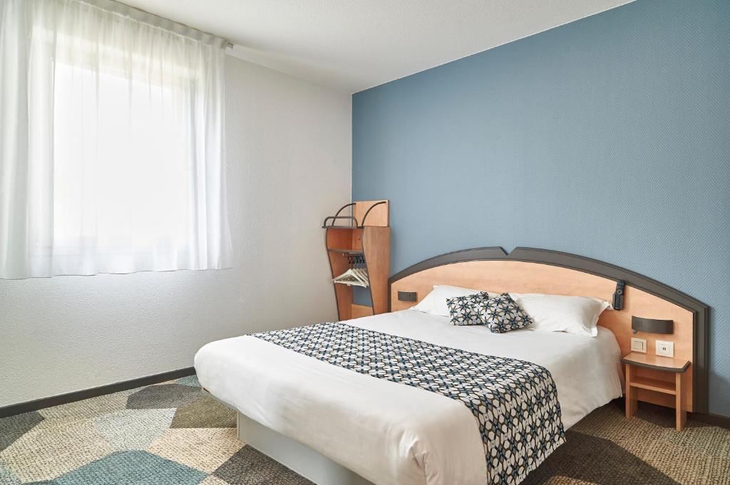 克雷翁Atena Bordeaux Sud Est Créon - Vélo Friendly的一间卧室设有一张蓝色墙壁的大床