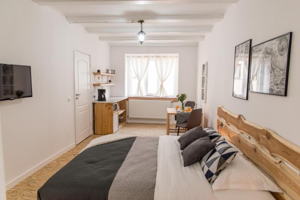 布拉索夫MiddleHouse的一间卧室配有一张大床和一张书桌