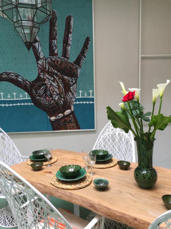 马拉喀什EDEN KAM Riad的一张带绿板和花瓶的木桌