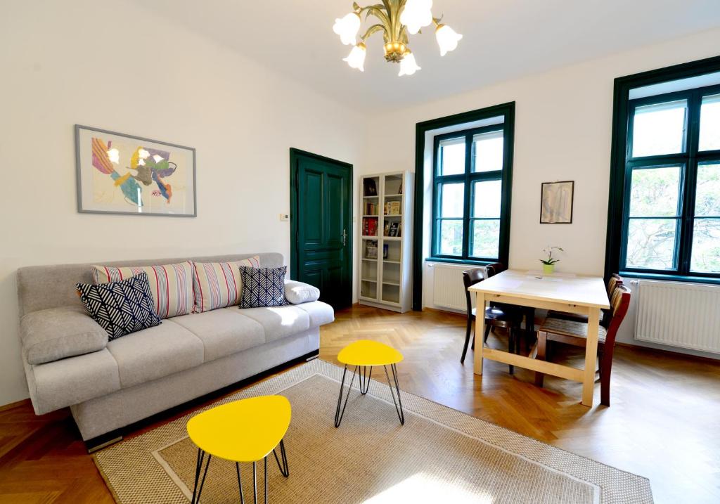 维也纳Quiet & Green, With Terrace的客厅配有沙发和桌子