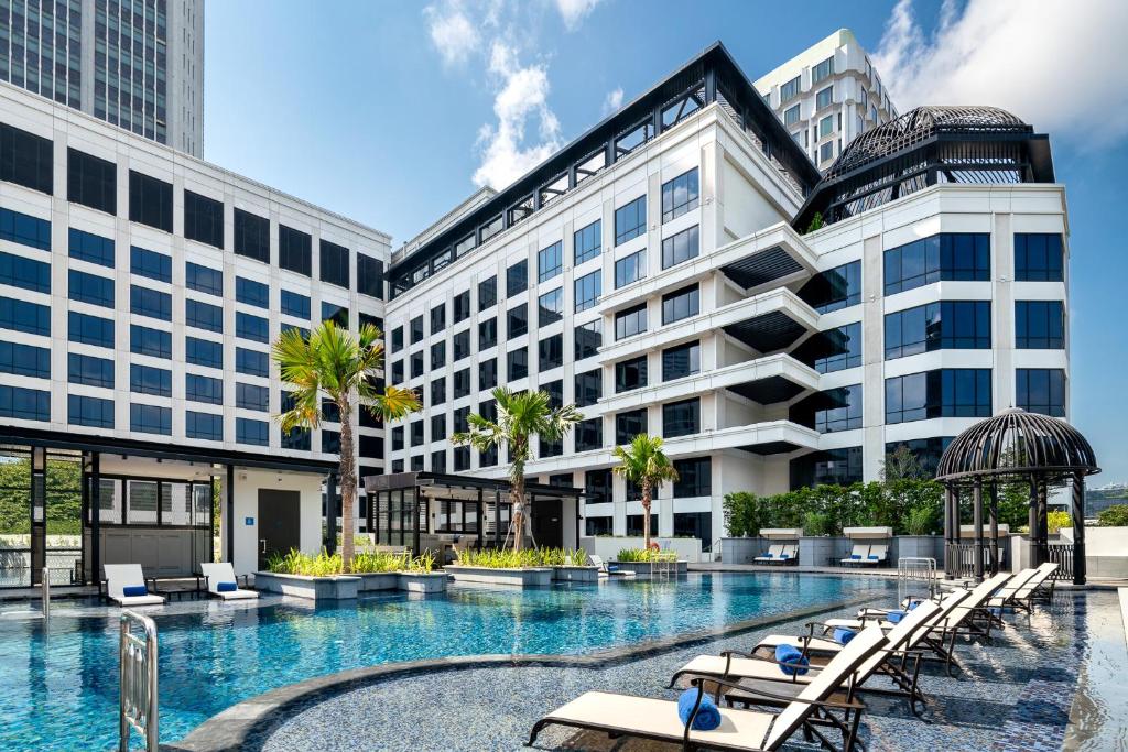 新加坡Grand Park City Hall的大楼前设有游泳池的酒店