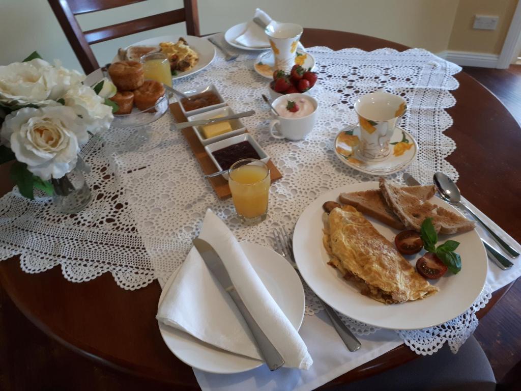 WilmotRobin's Nest B&B的一张桌子上放着一盘早餐食品