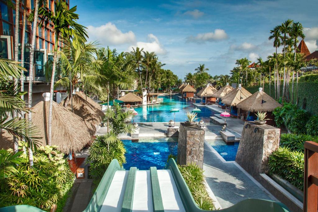 库塔巴厘岛磐石酒店的享有度假村游泳池的景致。