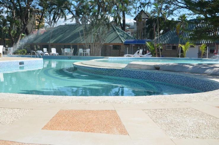 巴旺Hotel 45 Beach Resort的游泳池中间设有喷泉