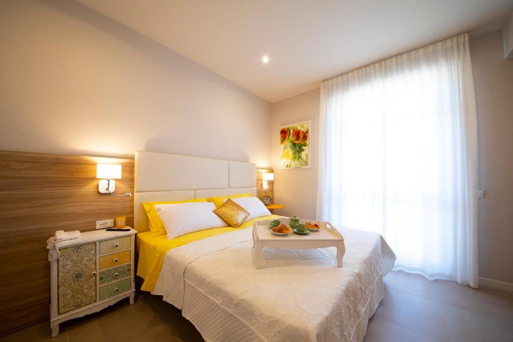 加达湖畔帕登赫Apart-Hotel la Rocchetta的一间卧室配有一张桌子和一张床铺
