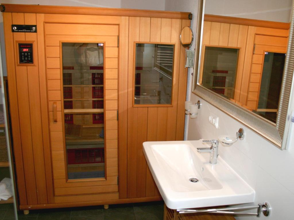 拉姆绍Ferienwohnungen Martinsklause的一间带水槽和镜子的浴室