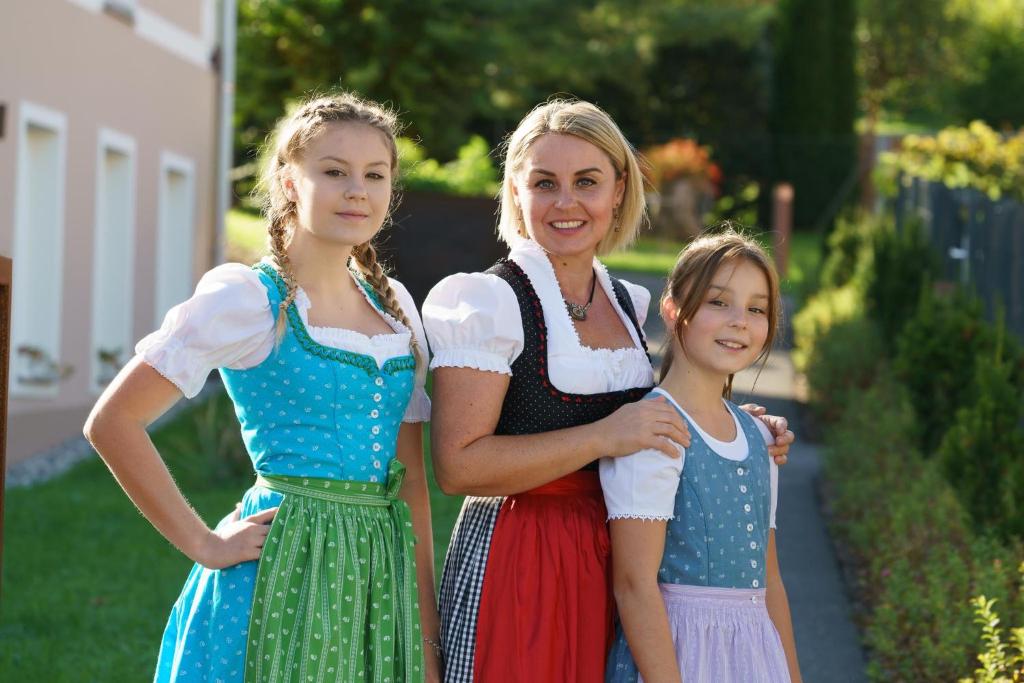 埃伦豪森Villa zur Schmied'n的女人和两个女孩站在对方旁边
