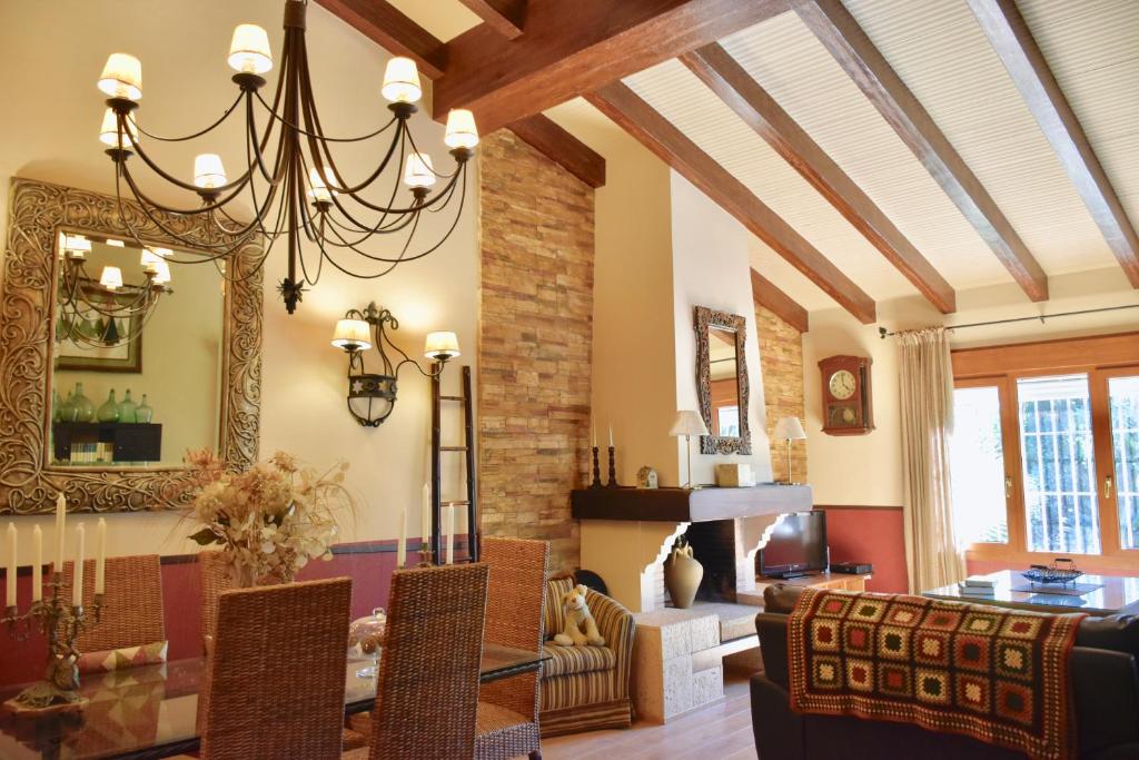 厄尔-汝姆披多Villa Miranda的客厅配有餐桌和镜子