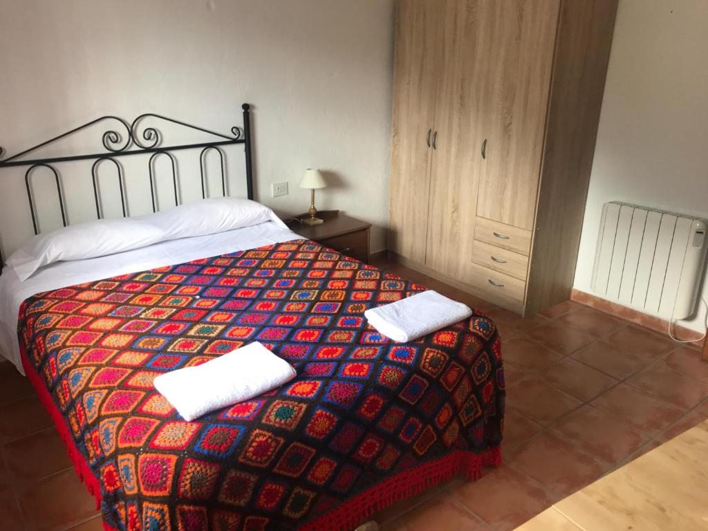 潘潘埃拉Casita Paloma的一间卧室配有一张床,上面有两条毛巾