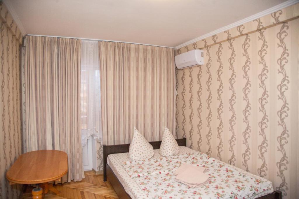 1 room apart on str. Ukrainskaya 34客房内的一张或多张床位