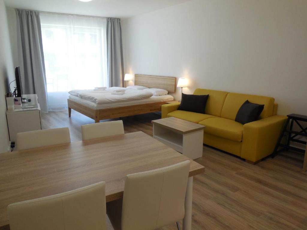 布尔诺Apartment Potter的客厅配有黄色的沙发和桌子