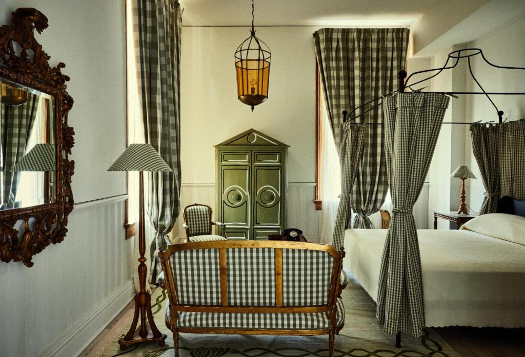 新奥尔良Hotel Peter and Paul的一间卧室配有一张床、一把椅子和镜子