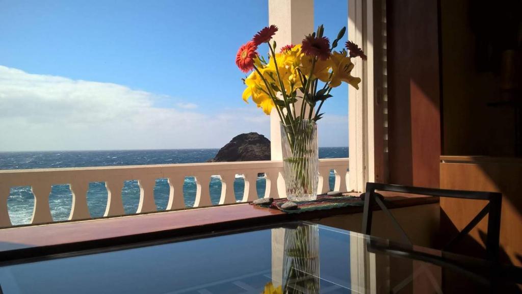 FasniaCALETA LOS ROQUES的花瓶坐在阳台上的桌子上