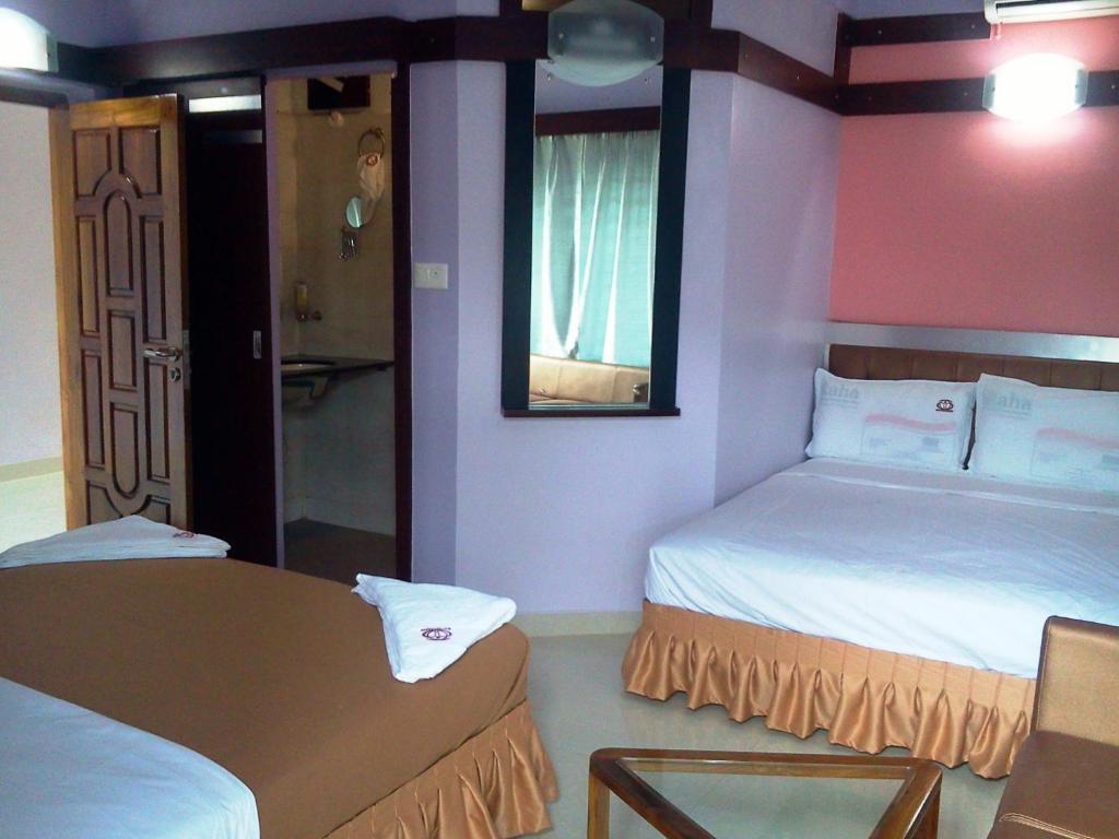 科鲁鲁Abimon Residency Kollur的小房间设有两张床和镜子