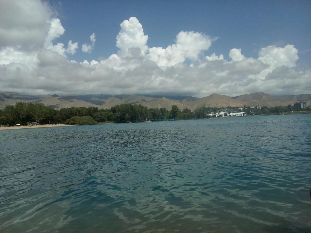 乔尔蓬阿塔Resort 10的一大片水体,背景是群山